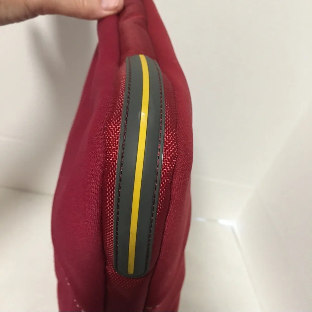Targus laptop sleeve protector case red zips closed 15” EUC